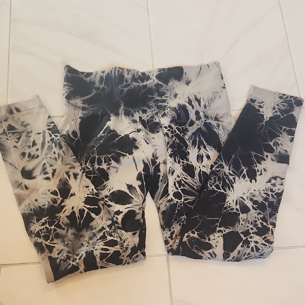 Stylish Black and White Butt Scrunch Leggings